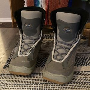 Men’s size 11 snowboarding boots
